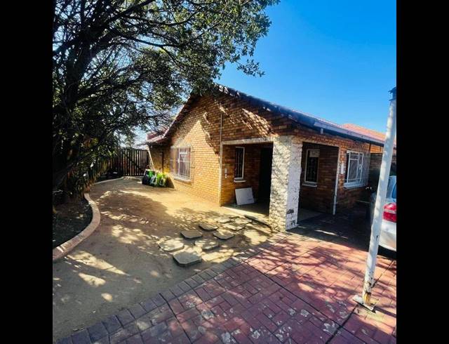 3 BEDROOM HOUSE FOR SALE IN DALPARK EXT 11